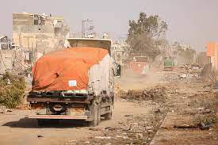Camion tutti  fermi a Rafah, in attesa di poter portare gli aiuti umanitari.