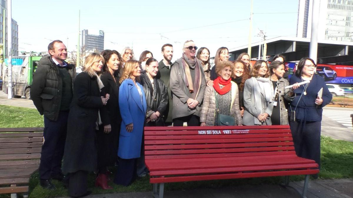 8 marzo, Axa Italia inaugura a Milano 'panchina rossa' contro violenza sulle donne