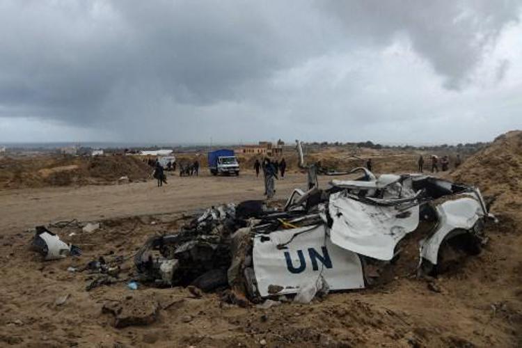 Un'auto dell'Onu distrutta a Gaza