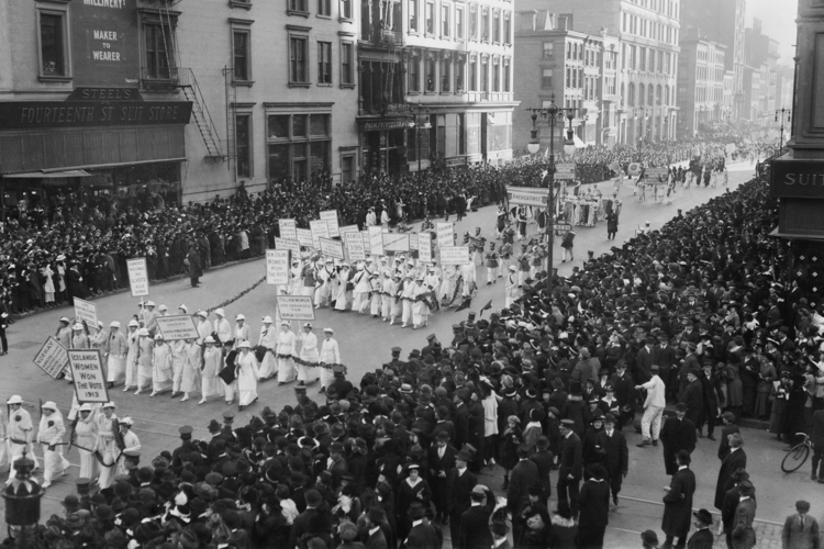 Corteo per i diritti delle donne, New York, 1915 - Canva