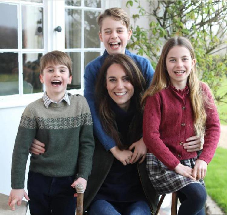 La principessa Kate con i tre figli nella foto pubblicata oggi su Instagram