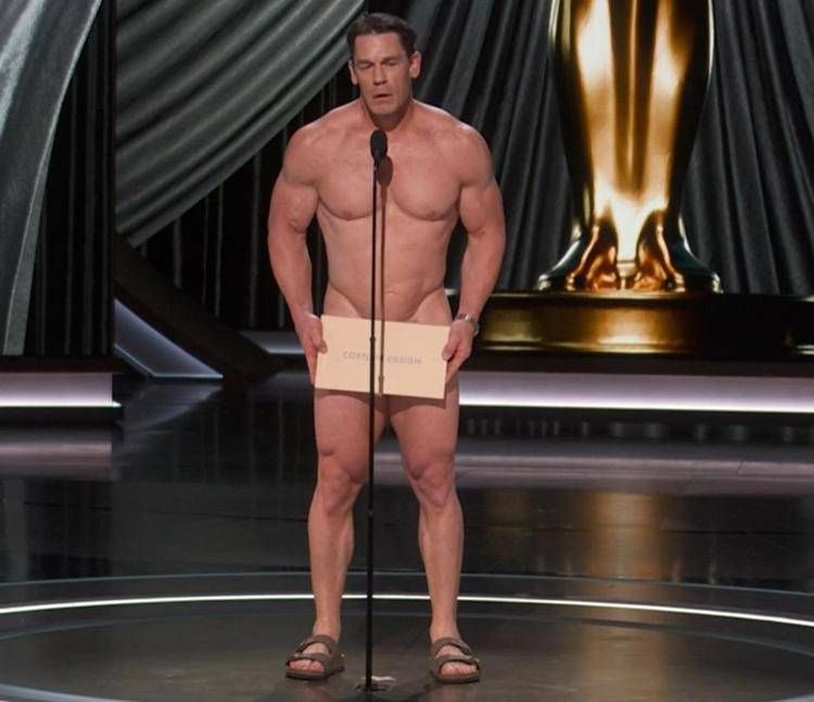 Oscar 2024, John Cena nudo sul palco Oscar 2024, John Cena nudo sul palco