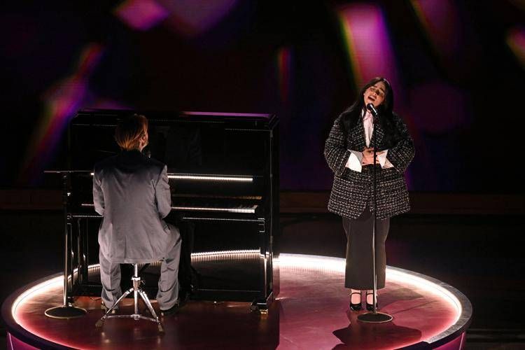 Billie Eilish durante la sua performance agli Oscar 2024 - (Afp)