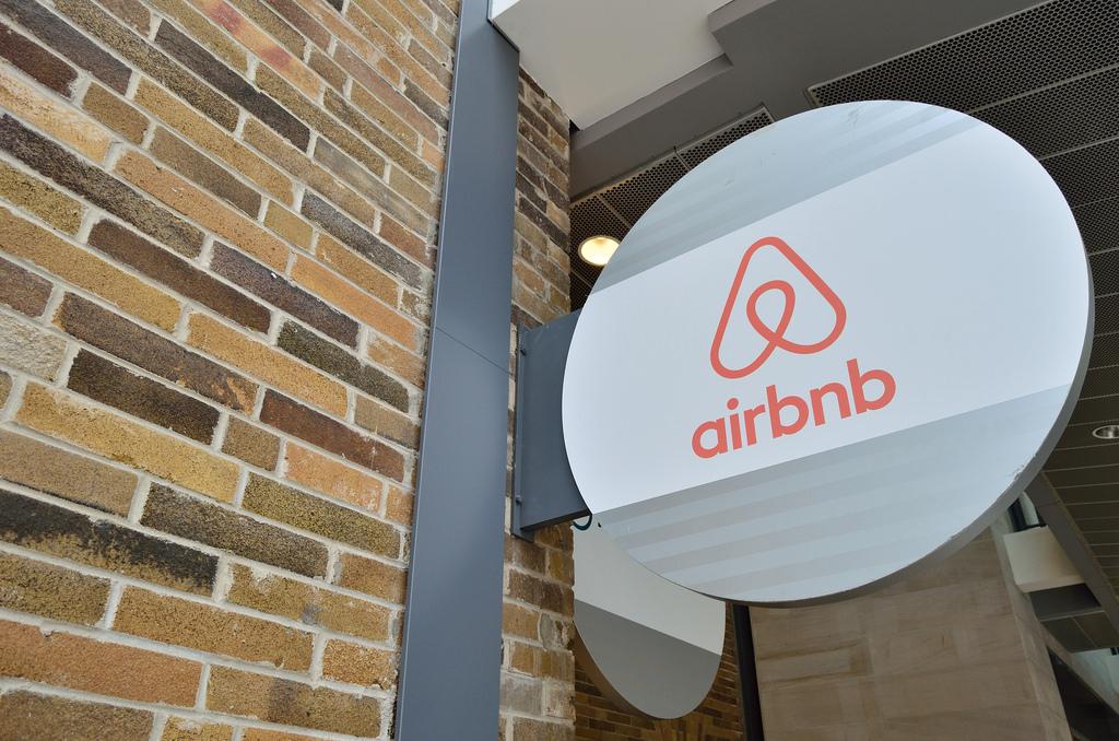 Airbnb、賃貸住宅の屋内カメラを禁止