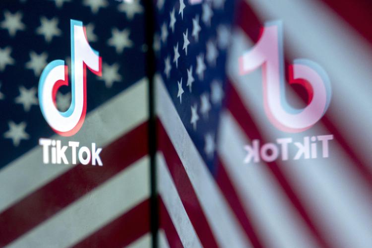 Il logo di TikTok riflesso in un'immagine della bandiera statunitense - (Afp)