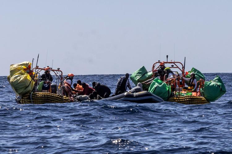 Il team di Ocean Viking ha soccorso 25 persone da un gommone alla deriva - (Foto da profilo X di SOS MEDITERRANEE ITA)
