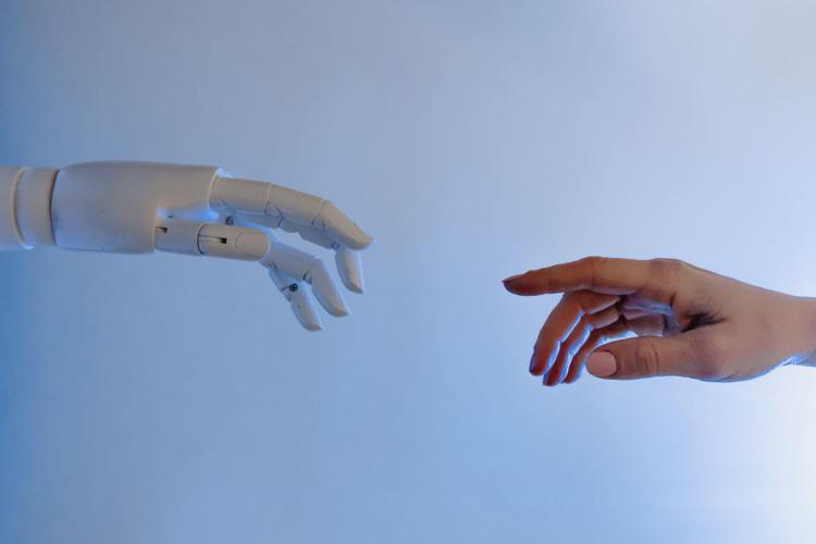 Mani robotica e umana - - Canva