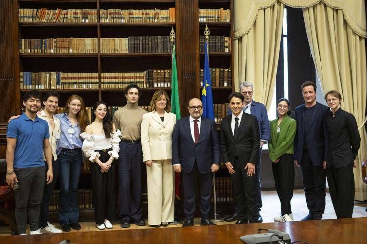 Il ministro della Cultura Gennaro Sangiuliano accanto a Daniele Cipriani e ai protagonisti del  Gala internazionale di danza Les  Etoiles