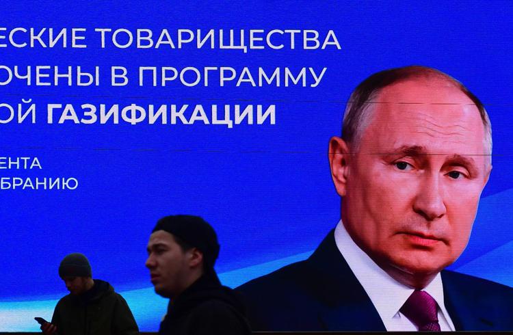 Un cartellone elettronico con l'immagine di Putin - Afp
