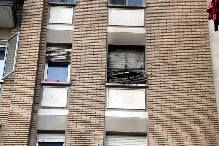 Le finestre dell'abitazione di Bologna dove è avvenuto l'incendio che ha ucciso mamma e tre bimbi