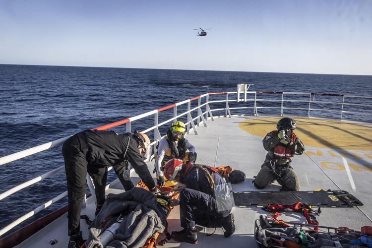 Migranti, Ocean Viking chiede 'porto più vicino': in 23 sbarcati a Catania per cure urgenti