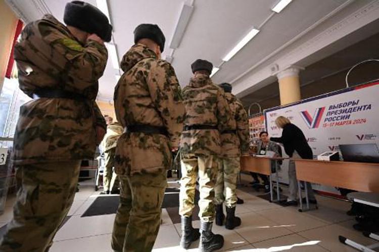 Soldati al voto in Russia