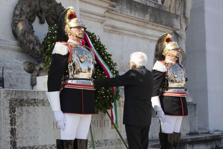 Sergio Mattarella mentre depone una corona al Vittoriano in occasione della Giornata dell'Unità Nazionale - (Quirinale)