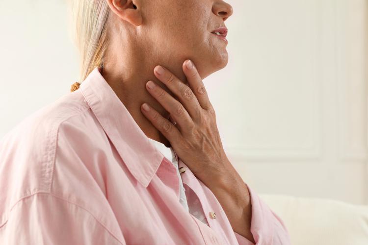 Una donna con disturbi alla tiroide
