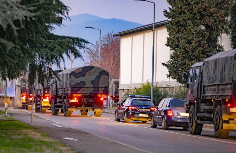 Bare vittime Covid sui camion militari a Bergamo - (Fotogramma)
