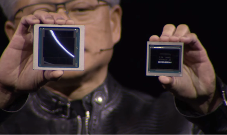 Jensen Huang mostra il nuovo B200 (sinistra) accanto al processore per IA H100.