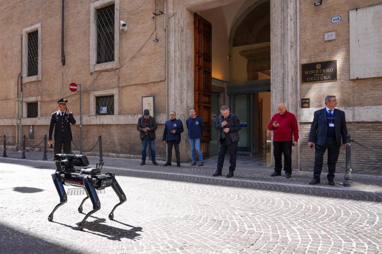 Roma, falso allarme bomba al ministero della Cultura: evacuato il palazzo