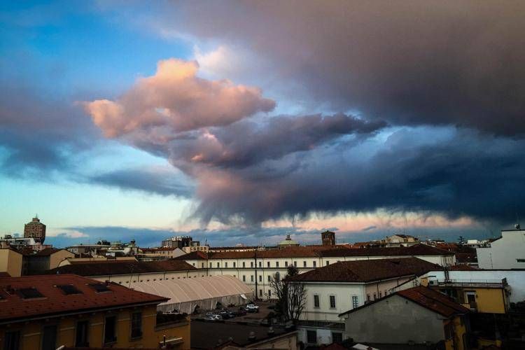 Nuvole e sole in città - (Fotogramma)