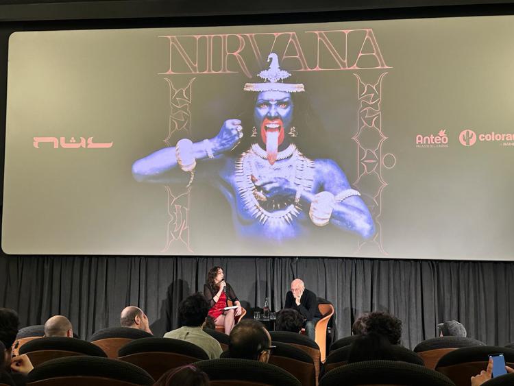 Il regista Gabriele Salvatores (a destra) durante il talk a Milano per la proiezione di 'Nirvana'