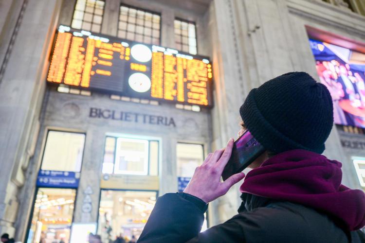 Cartellone dei treni in stazione Centrale a Milano (Fotogramma/Ipa)