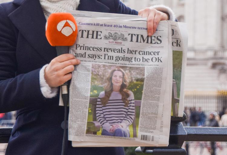 La notizia della diagnosi di cancro di Kate Middleton sul The Times - Fotogramma /Ipa