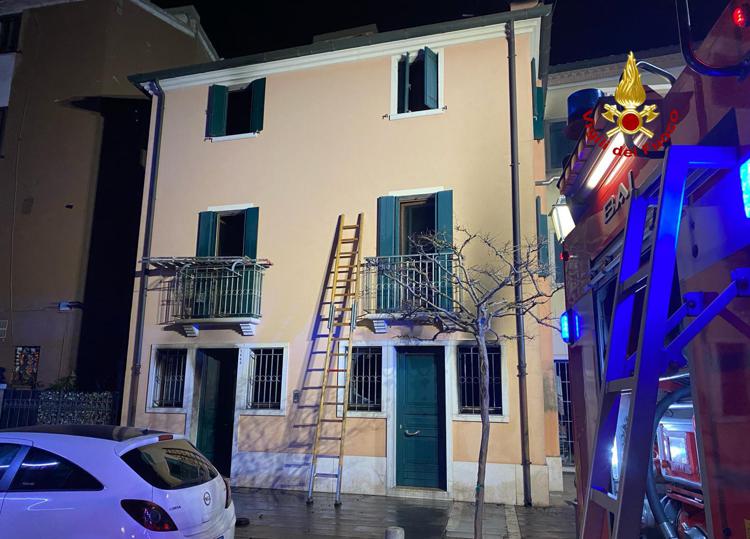 Incendio in una abitazione a Chioggia, 3 morti