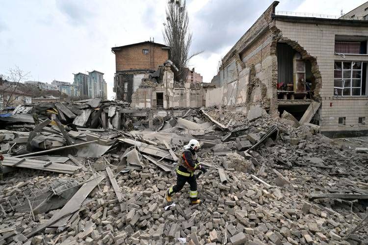 Macerie in Ucraina dopo attacco russo (Afp)