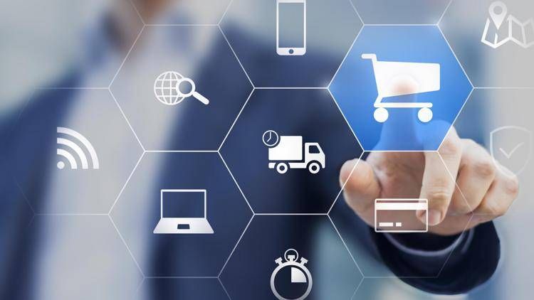 Italia, l'85 per cento acquista online almeno una volta al mese