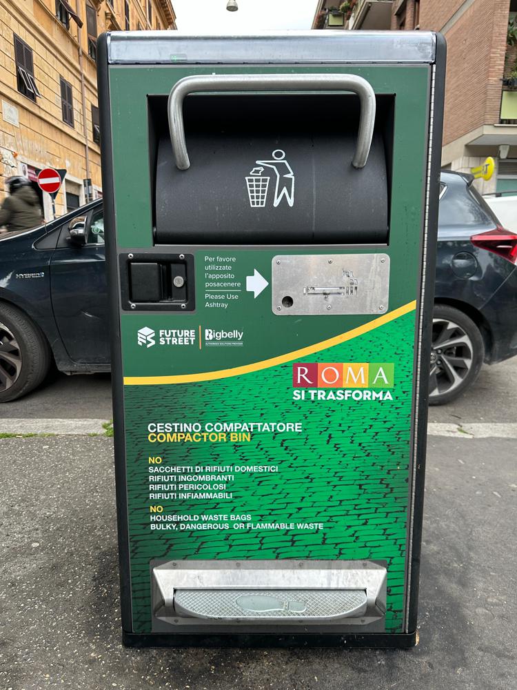 Roma, presentati i nuovi cestoni intelligenti per i rifiuti della movida