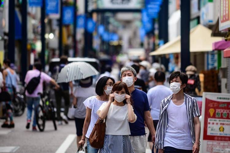 Passanti a Tokyo - Afp