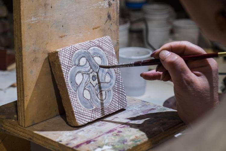 Lazio Artigiana_Bottega D'Arte_Daniela Lai_dettaglio della decorazione quasi terminata_ph per gentile concessione della Camera di Commercio di Viterbo