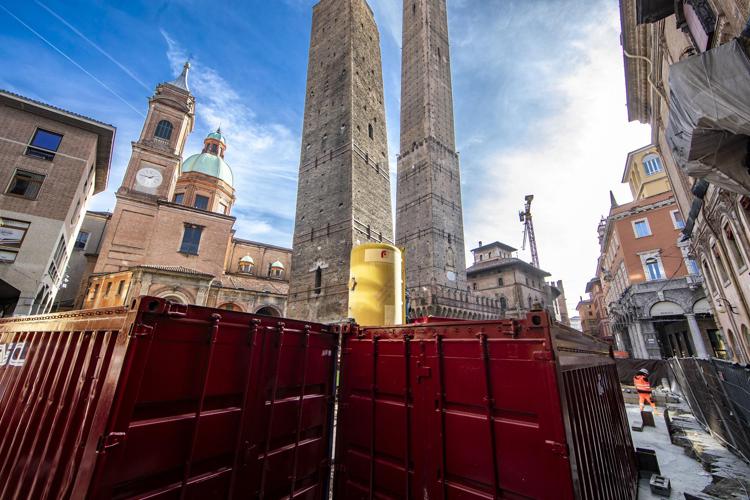 Cantiere per la messa in sicurezza della Torre Garisenda a Bologna - Fotogramma