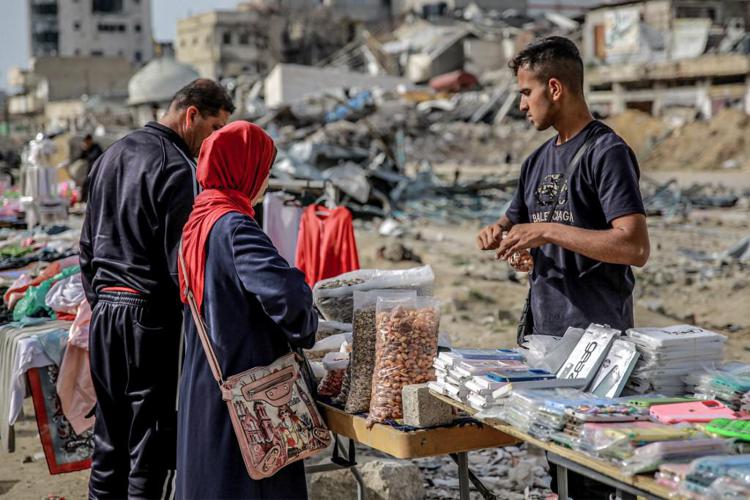 Un mercatino allestito a Gaza