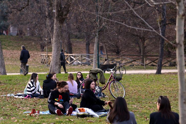 Persone si rilassano al parco in una giornata di sole - (Fotogramma)
