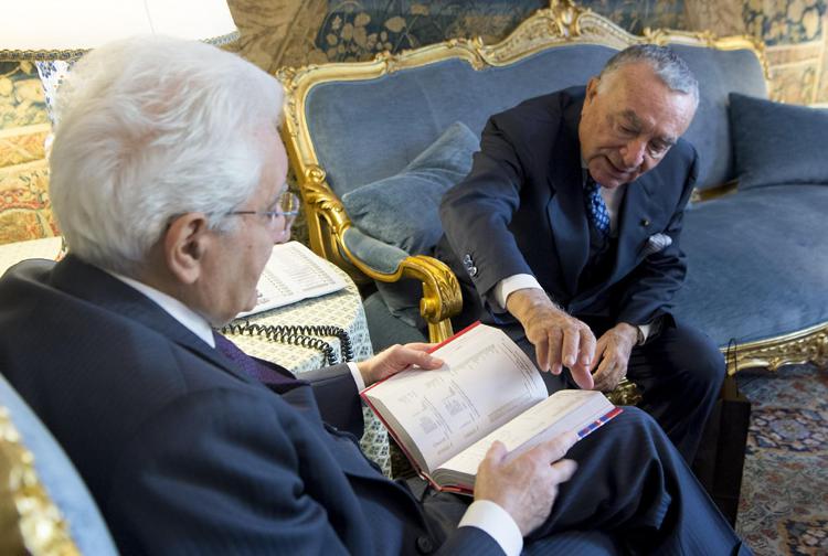Il Presidente della Repubblica Sergio Mattarella con l'editore dell'Adnkronos Giuseppe Marra  - (Foto Quirinale)