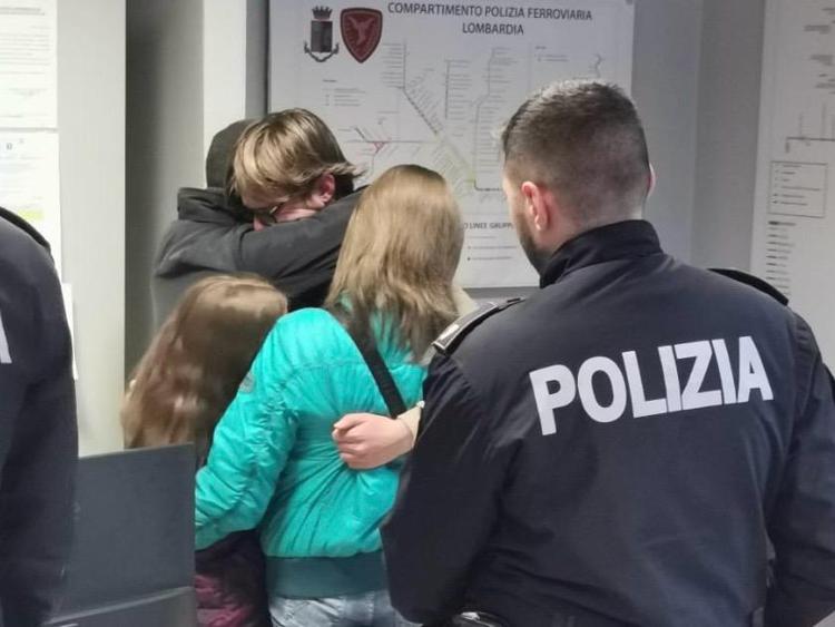 L'abbraccio di Edoardo Galli con la famiglia dopo il ritrovamento a Milano