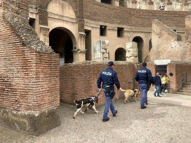 I controlli in corso  nell'area del Colosseo