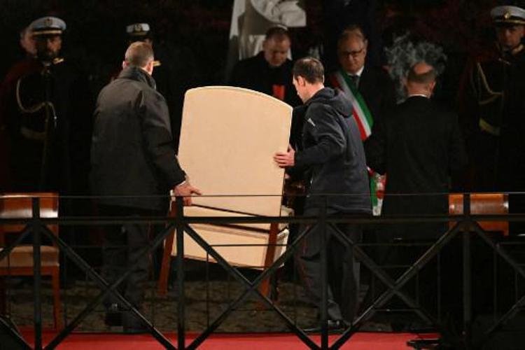 La sedia del Papa viene rimossa