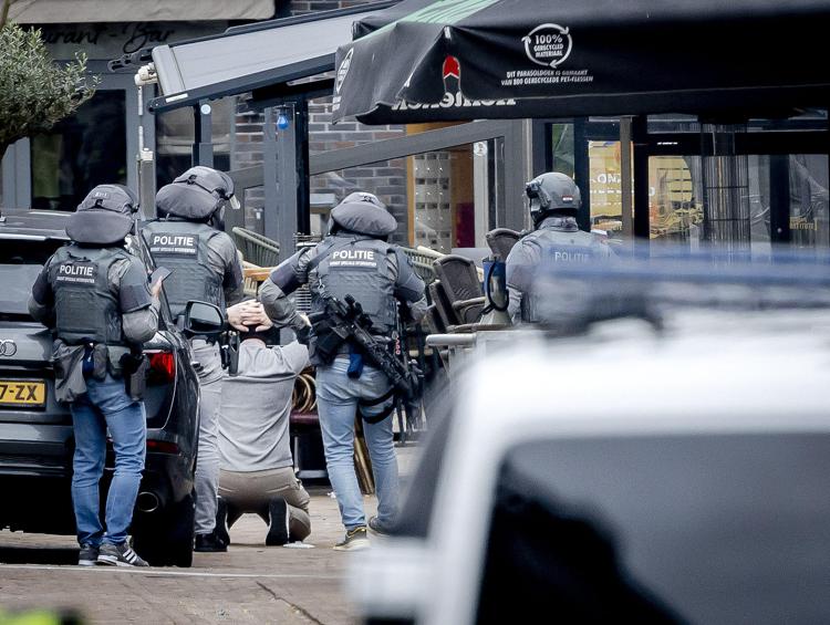 La polizia arresta l'uomo che ha preso in ostaggio 4 persone a Ede, in Olanda - (Afp)