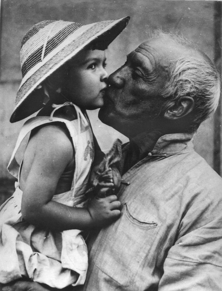 Paloma Picasso bambina con il padre - (Fotogramma /Ipa)