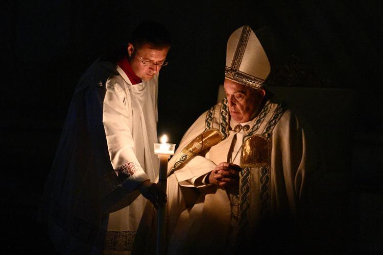 Papa Francesco alla veglia di Pasqua nella Basilica di San Pietro - Afp