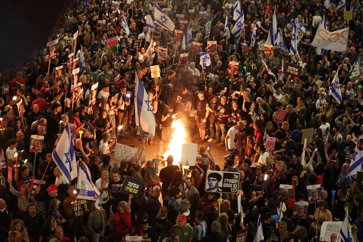 Manifestanti israeliani vicino alla residenza di Netanyahu a Caesarea - Afp