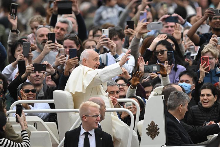 Bagno di folla per Papa Francesco alla messa di Pasqua - Afp