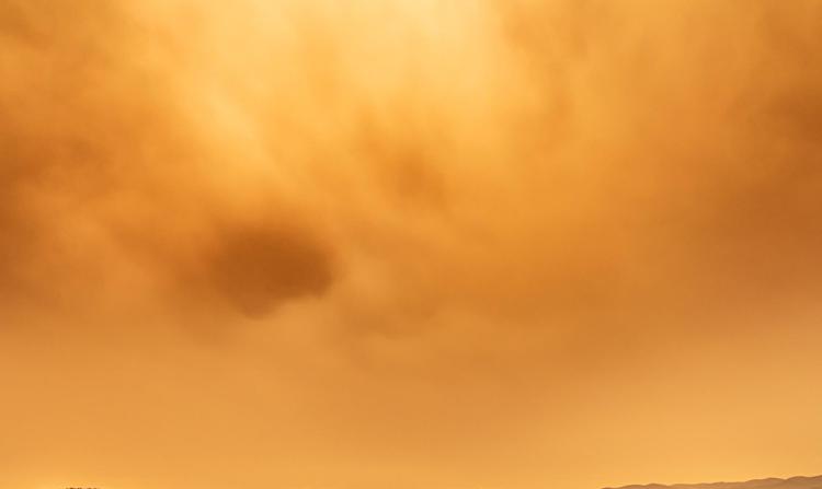 Cielo giallo per la sabbia proveniente dal Sahara - Fotogramma /Ipa