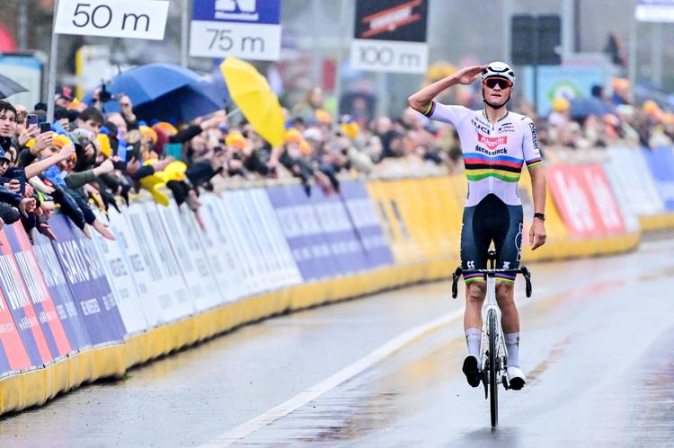 L'olandese Mathieu Van der Poel vince il Giro delle Fiandre 2024  - (Afp)