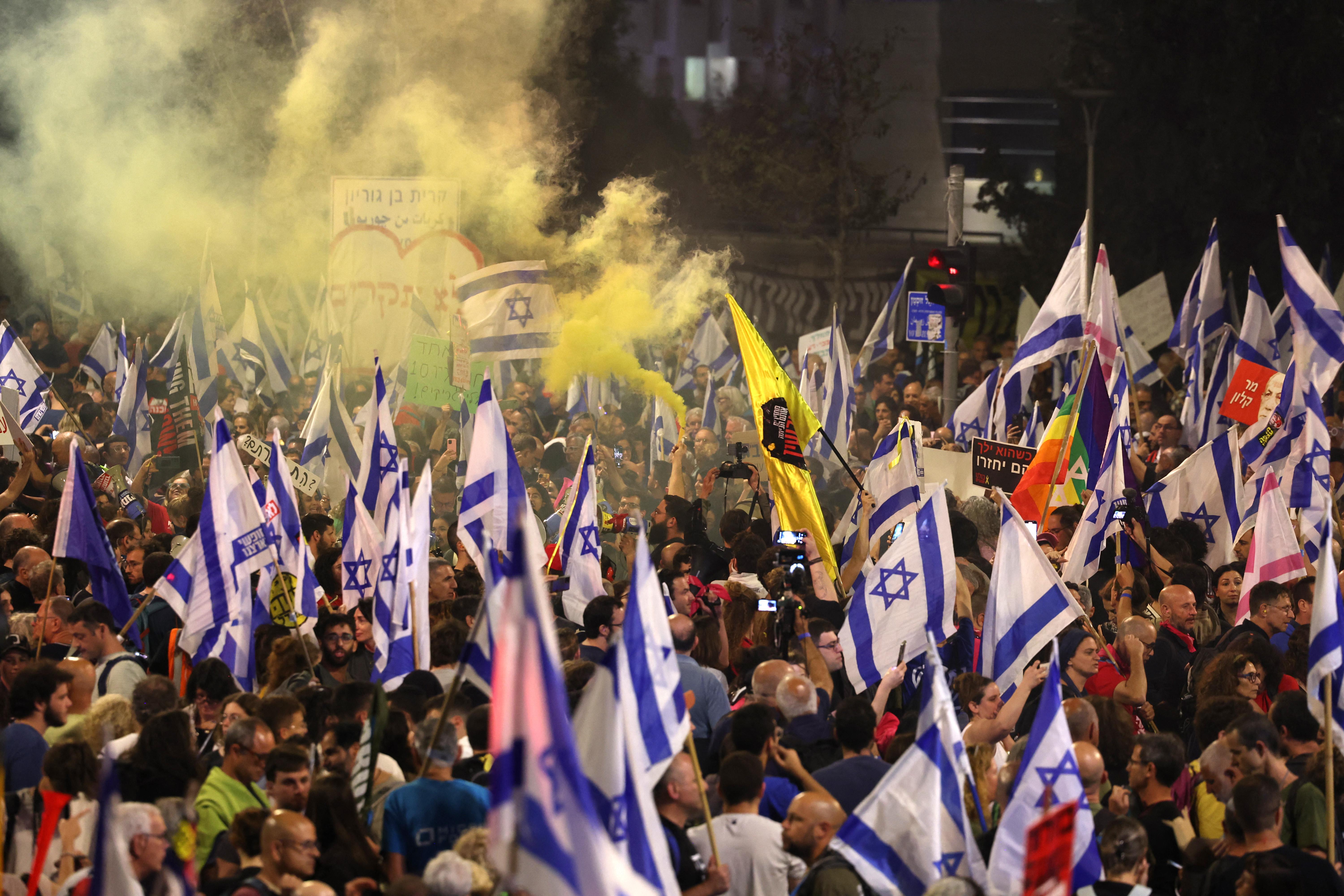 Thousands of Israelis protest for new elections on the streets