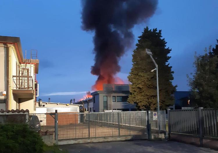 Enorme incendio a Scandicci, in fiamme edificio industriale. Il sindaco: 