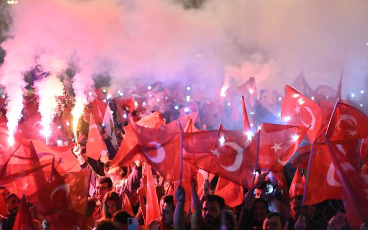 Festeggiamenti dei sostenitori del principale partito d'opposizione turco (Afp)