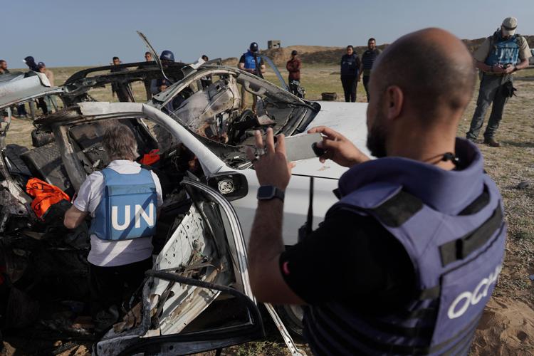 L'auto su cui viaggiavano gli operatori umanitari morti nel raid israeliano - (Afp)