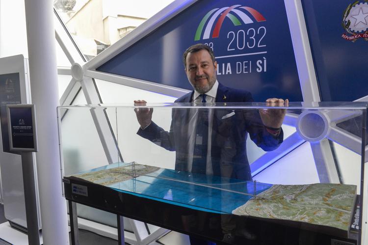 Salvini con il plastico del ponte sullo Stretto - Fotogramma